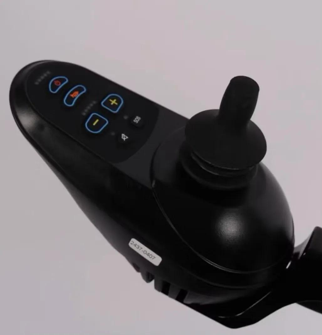 Fauteuil roulant électrique avec repose-tête - joystick et commande