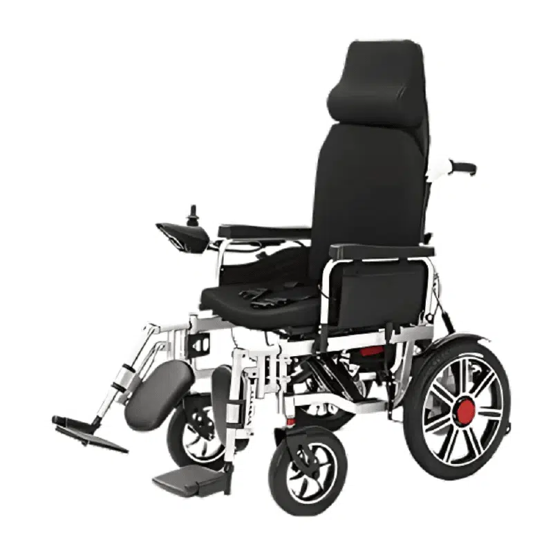 Fauteuil roulant électrique motorisé, avec repose-pieds réglables, commandes manuelles et batterie rechargeable.