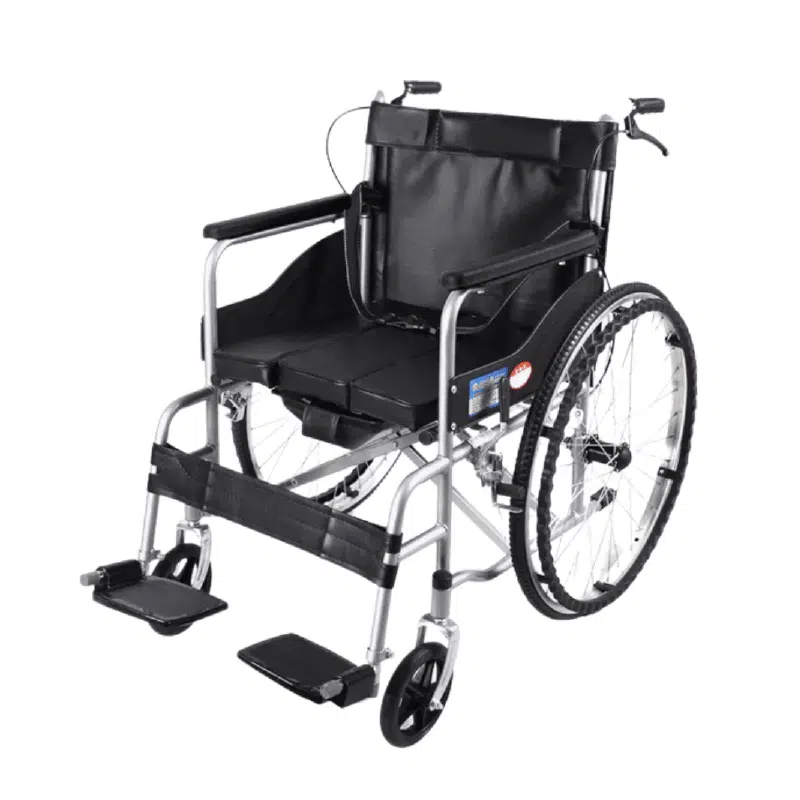 Fauteuil roulant garde-robe avec revêtement en cuir, muni d’un seau hygiénique intégré et de roues pivotantes.