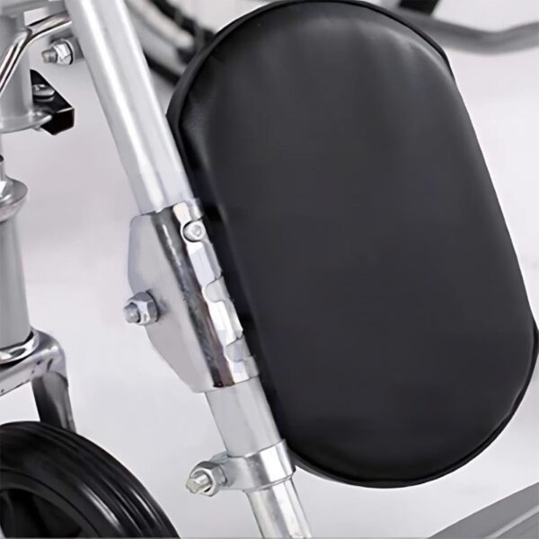 Fauteuil roulant garde-robe avec assise en cuir synthétique pour personnes âgées ou à mobilité réduite – modèle hygiénique et confortable.