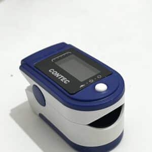 OXYMETRE de pouls CMS50D1 sur plan blanc